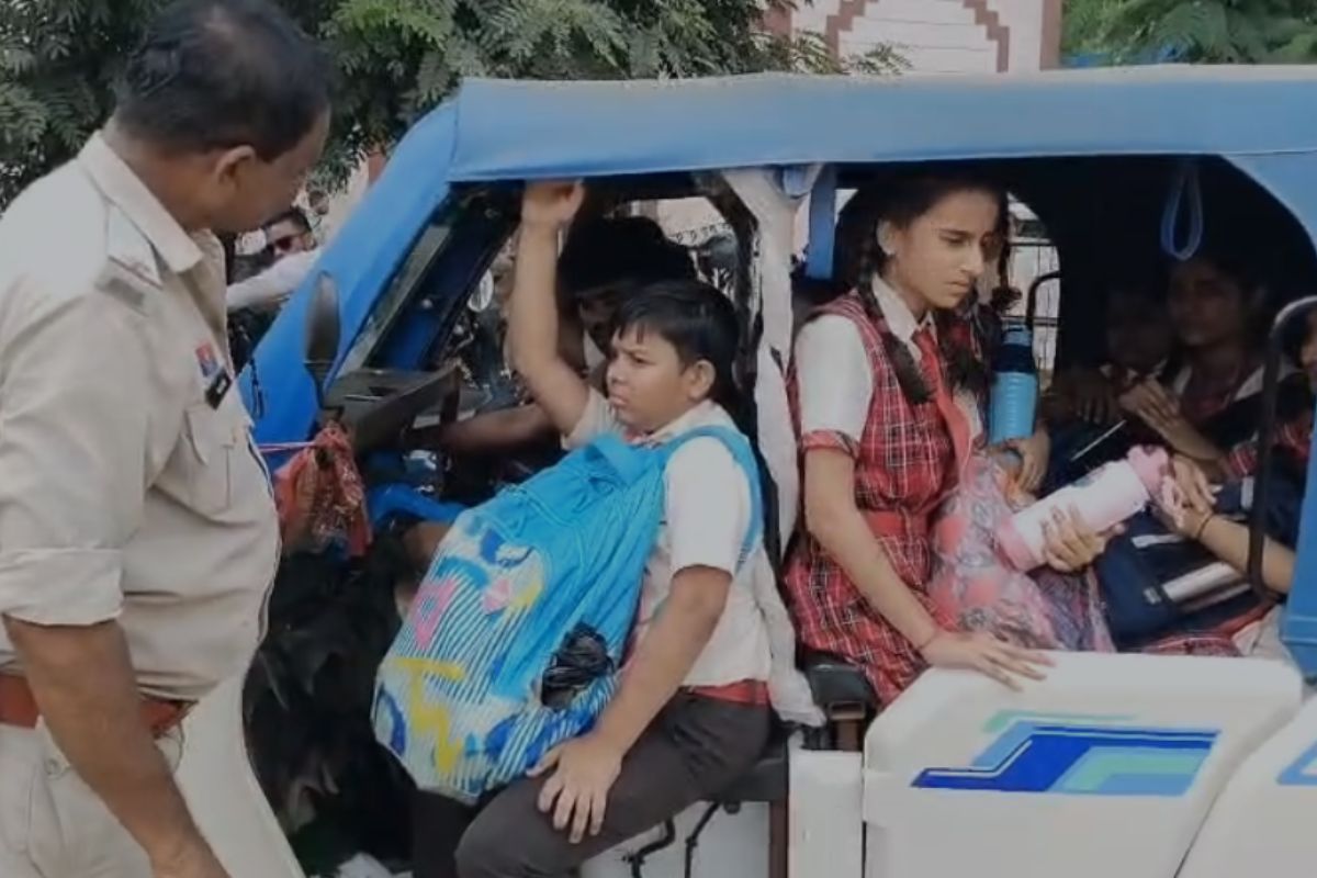 बच्चों की सुरक्षा सर्वोपरि: क्षमता से अधिक स्कूली बच्चों को बैठाने वाले ऑटो चालकों पर रायगढ़ पुलिस की सख्त कार्रवाई शुरू बच्चों की सुरक्षा सर्वोपरि: क्षमता से अधिक स्कूली बच्चों को बैठाने वाले ऑटो चालकों पर रायगढ़ पुलिस की सख्त कार्रवाई शुरू