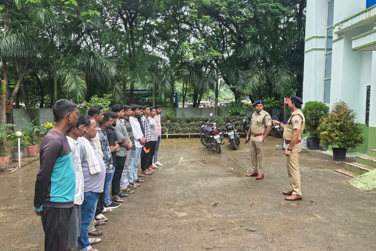 त्योहारों में खलल डाला तो खैर नहीं, रायगढ़ पुलिस ने बदमाशों को थाने बुलाकर दी कड़ा चेतावनी त्योहारों में खलल डाला तो खैर नहीं, रायगढ़ पुलिस ने बदमाशों को थाने बुलाकर दी कड़ा चेतावनी