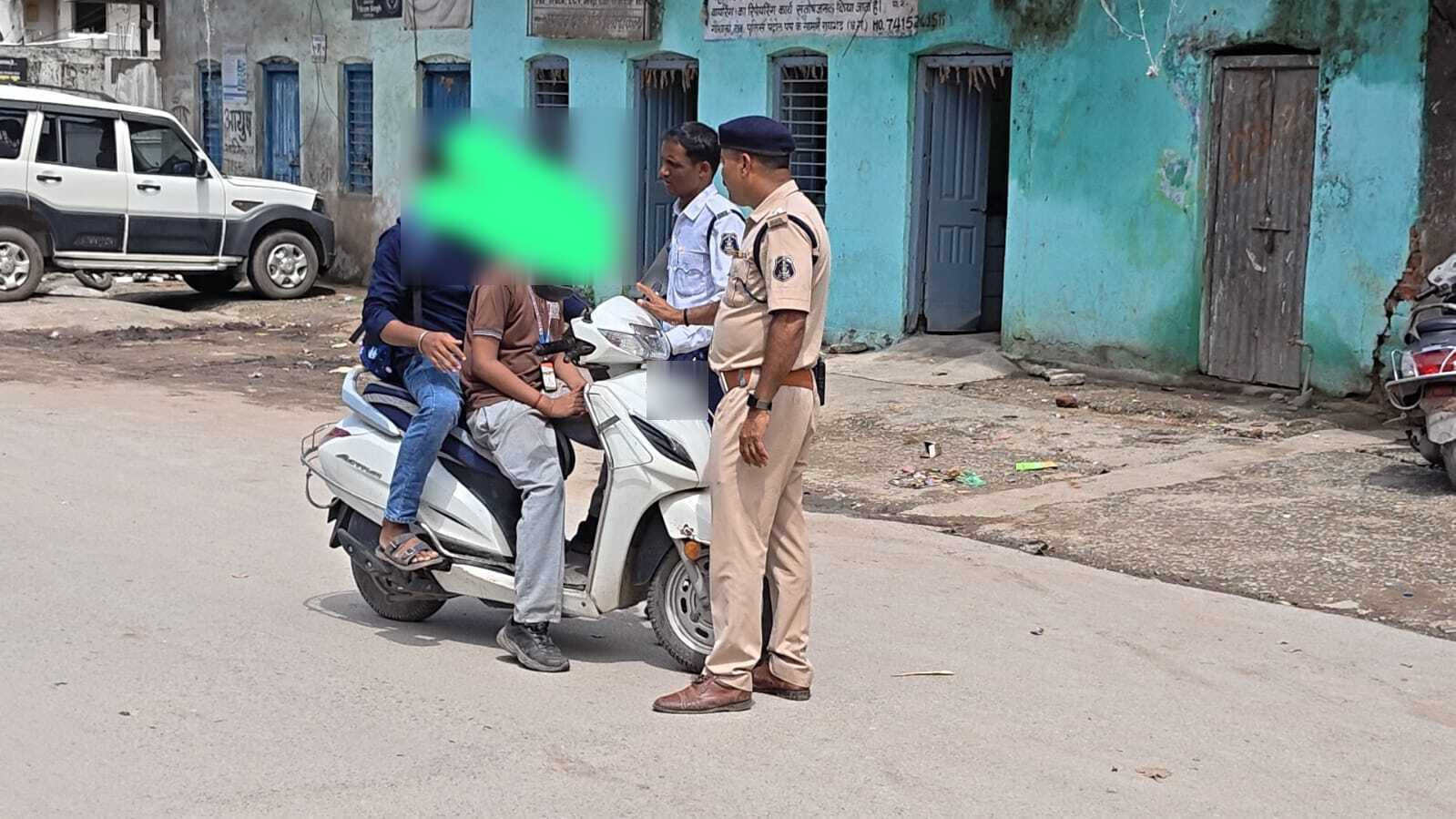 Raigarh Police Traffic Campaign: रायगढ़ में नाबालिग वाहन चालकों पर एसएसपी सख्त; 16 नाबालिगों के अभिभावकों के खिलाफ चालानी कार्रवाई Raigarh Police Traffic Campaign: रायगढ़ में नाबालिग वाहन चालकों पर एसएसपी सख्त; 16 नाबालिगों के अभिभावकों के खिलाफ चालानी कार्रवाई