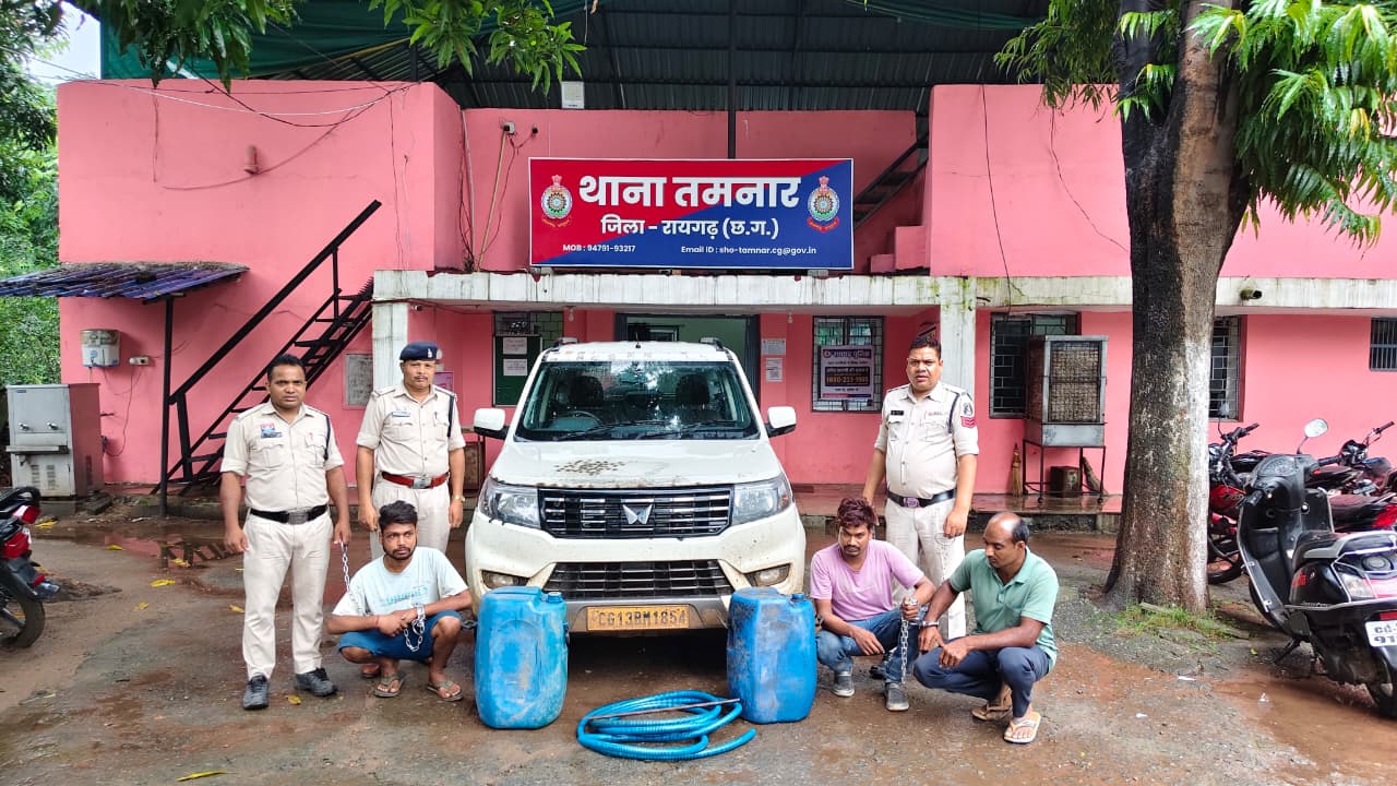 Big Crackdown on Fuel Theft Gang in Raigarh: रात के अंधेरे में ट्रकों का डीजल उड़ाने वाले गिरोह का भंडाफोड़; तमनार पुलिस ने खरीदार समेत 3 आरोपियों को दबोचा Big Crackdown on Fuel Theft Gang in Raigarh: रात के अंधेरे में ट्रकों का डीजल उड़ाने वाले गिरोह का भंडाफोड़; तमनार पुलिस ने खरीदार समेत 3 आरोपियों को दबोचा