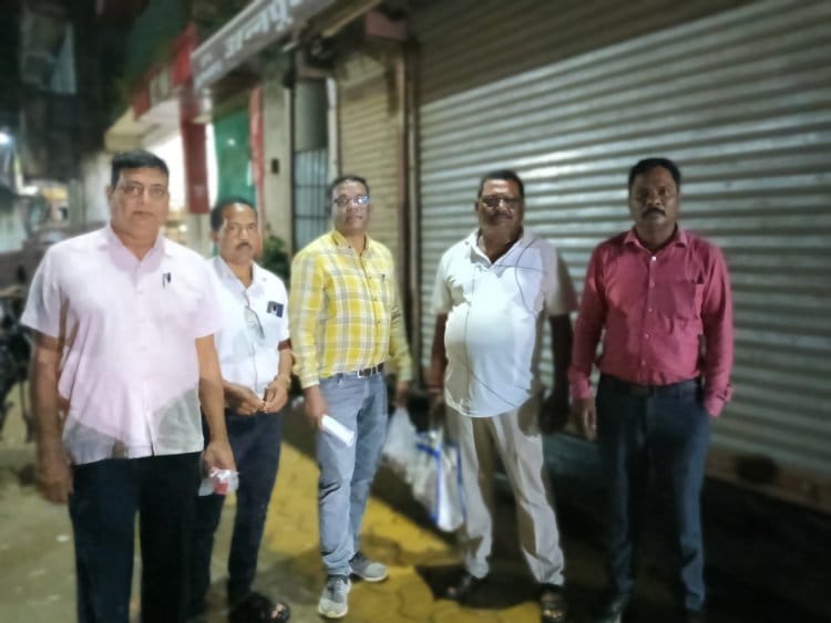 Jashpur Fertilizer Action: पत्थलगांव में किसानों से यूरिया की ओवररेटिंग कर रहे ‘अन्नपूर्णा खाद भंडार’ पर पड़ा ताला, दुकान 7 दिनों के लिए सील Jashpur Fertilizer Action: पत्थलगांव में किसानों से यूरिया की ओवररेटिंग कर रहे ‘अन्नपूर्णा खाद भंडार’ पर पड़ा ताला, दुकान 7 दिनों के लिए सील