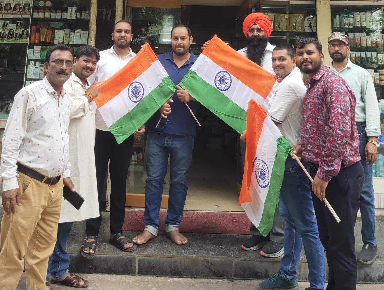 Bilaspur Mungeli Naka Har Ghar Tiranga: बिलासपुर के मुंगेली नाका में ‘हर घर तिरंगा’ अभियान की धूम: विधायक अमर अग्रवाल के मार्गदर्शन में बांटे गए तिरंगे Bilaspur Mungeli Naka Har Ghar Tiranga: बिलासपुर के मुंगेली नाका में ‘हर घर तिरंगा’ अभियान की धूम: विधायक अमर अग्रवाल के मार्गदर्शन में बांटे गए तिरंगे