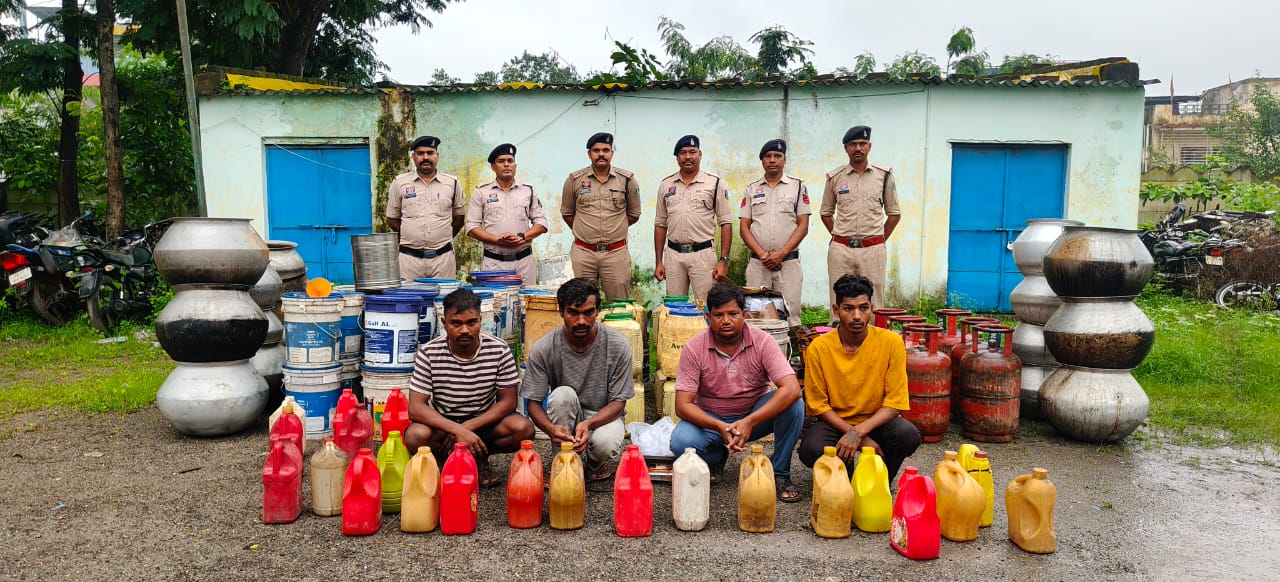 ‘ऑपरेशन आघात’ के तहत रायगढ़ में पुलिस की बड़ी स्ट्राइक, 395 लीटर महुआ शराब जब्त, 6 आरोपी गिरफ्तार ‘ऑपरेशन आघात’ के तहत रायगढ़ में पुलिस की बड़ी स्ट्राइक, 395 लीटर महुआ शराब जब्त, 6 आरोपी गिरफ्तार