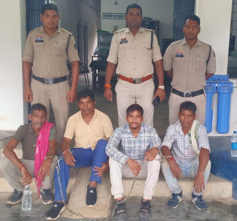 Raigarh Police Action: ‘महिला सुरक्षा पर पुलिस सख्त’, पूर्व रंजिश में महिला से अभद्रता करने वाले चारों आरोपियों की जमानत खारिज, न्यायिक रिमांड पर जेल Raigarh Police Action: ‘महिला सुरक्षा पर पुलिस सख्त’, पूर्व रंजिश में महिला से अभद्रता करने वाले चारों आरोपियों की जमानत खारिज, न्यायिक रिमांड पर जेल