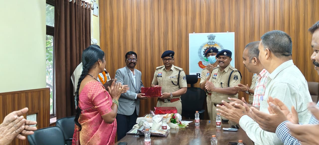 रायगढ़ पुलिस के दो पुलिसकर्मी सेवा सम्मान के साथ सेवानिवृत्त, विभाग ने दी भावभीनी विदाई रायगढ़ पुलिस के दो पुलिसकर्मी सेवा सम्मान के साथ सेवानिवृत्त, विभाग ने दी भावभीनी विदाई