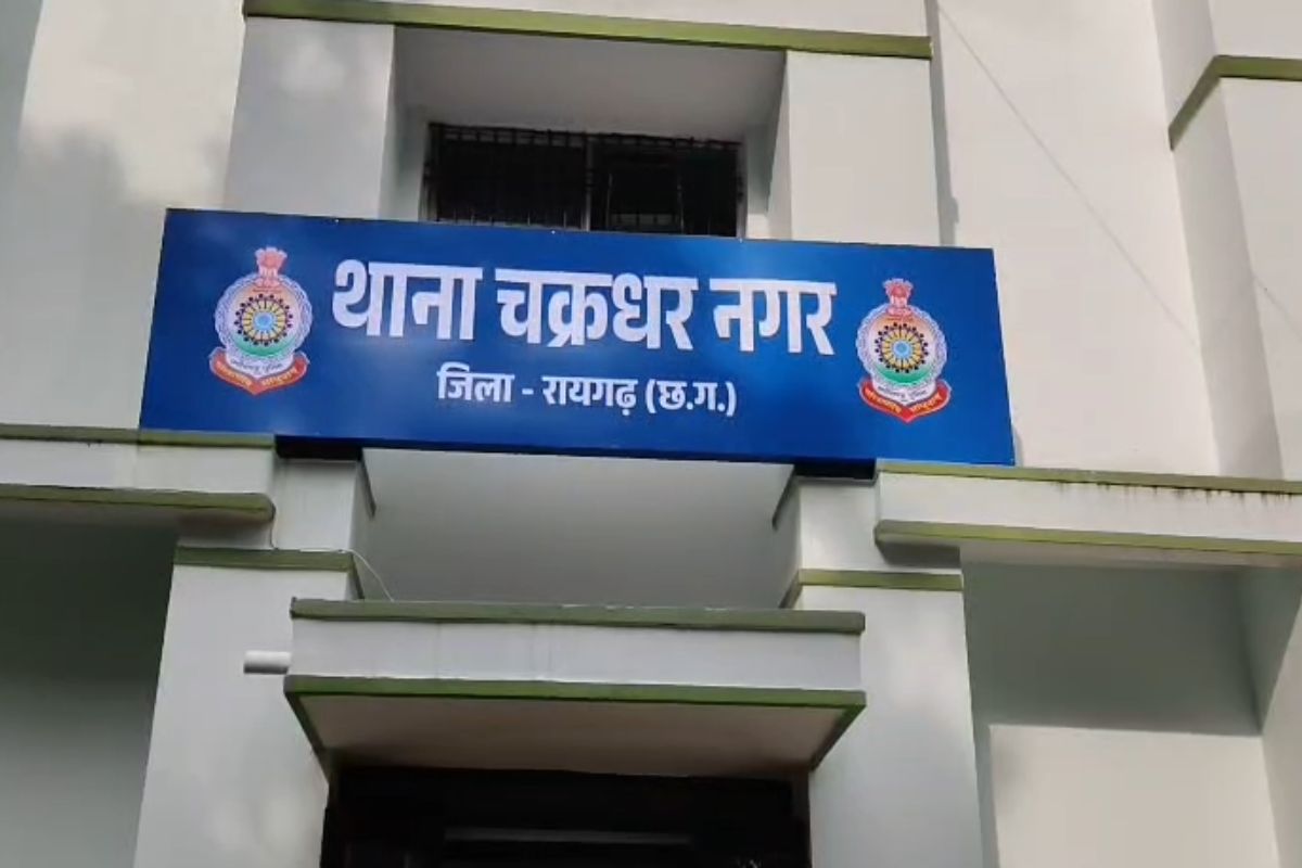 चक्रधरनगर स्कूल में छात्र पर हमले के 3 नाबालिग आरोपी गिरफ्तार; पुलिस कर रही पूछताछ चक्रधरनगर स्कूल में छात्र पर हमले के 3 नाबालिग आरोपी गिरफ्तार; पुलिस कर रही पूछताछ